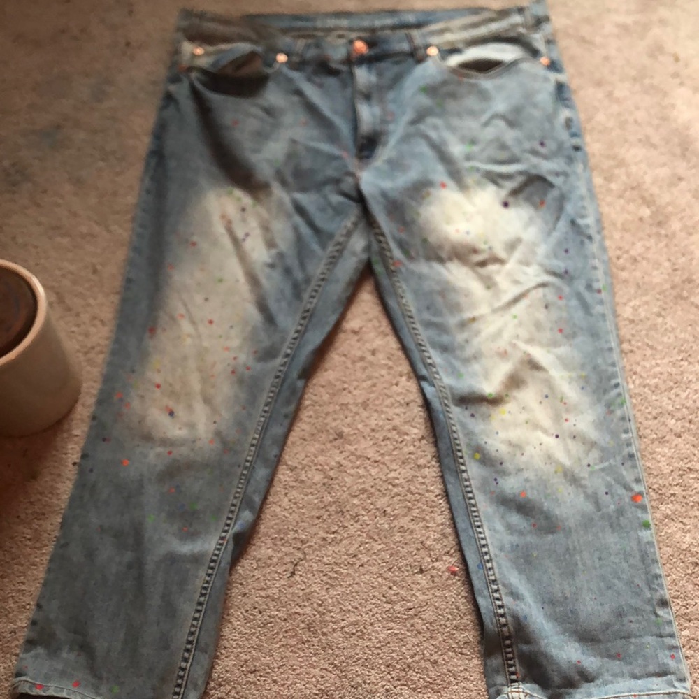NWT Tapered Fit men’s blue jeans with paint splatters